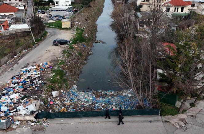 Aguas de crecida llenas de residuos plásticos tras las fuertes lluvias, en Durres (Albania), el 13 de enero de 2026. ADNAN BECI/AFP